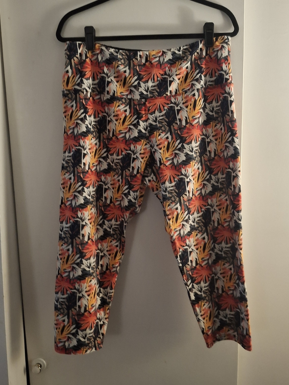 Suave Women's Floral Print Capri Leggings in Orange and Yellow